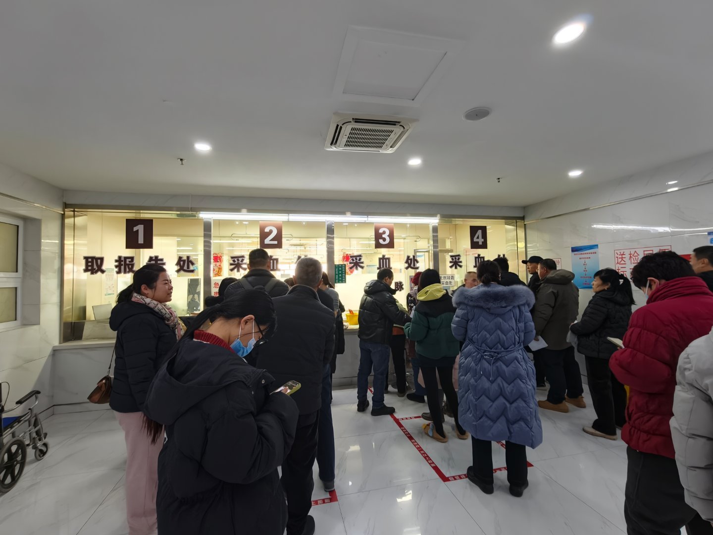 最近这段时间出门还是戴着口罩吧生病人是真多…… 