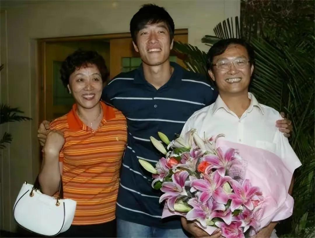 世界冠军刘翔和爸妈的合影照，妈妈端庄秀丽，慈眉善目，一看就是精明人，爸爸和蔼可亲
