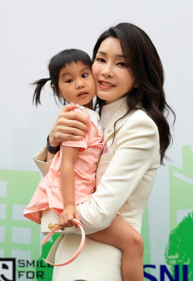 【越南当地媒体盛赞尹锡悦总统妻子金建熙美貌】

上月对越南进行国事访问的韩国总统