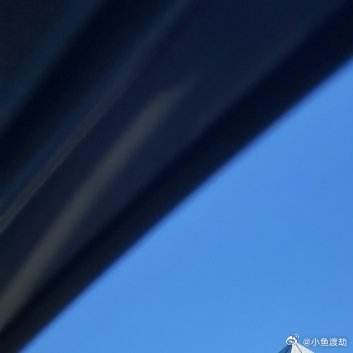 整理旧物时，翻到一本泛黄的笔记本。里面夹着一片干枯的银杏叶，脉络清晰，像一张小小