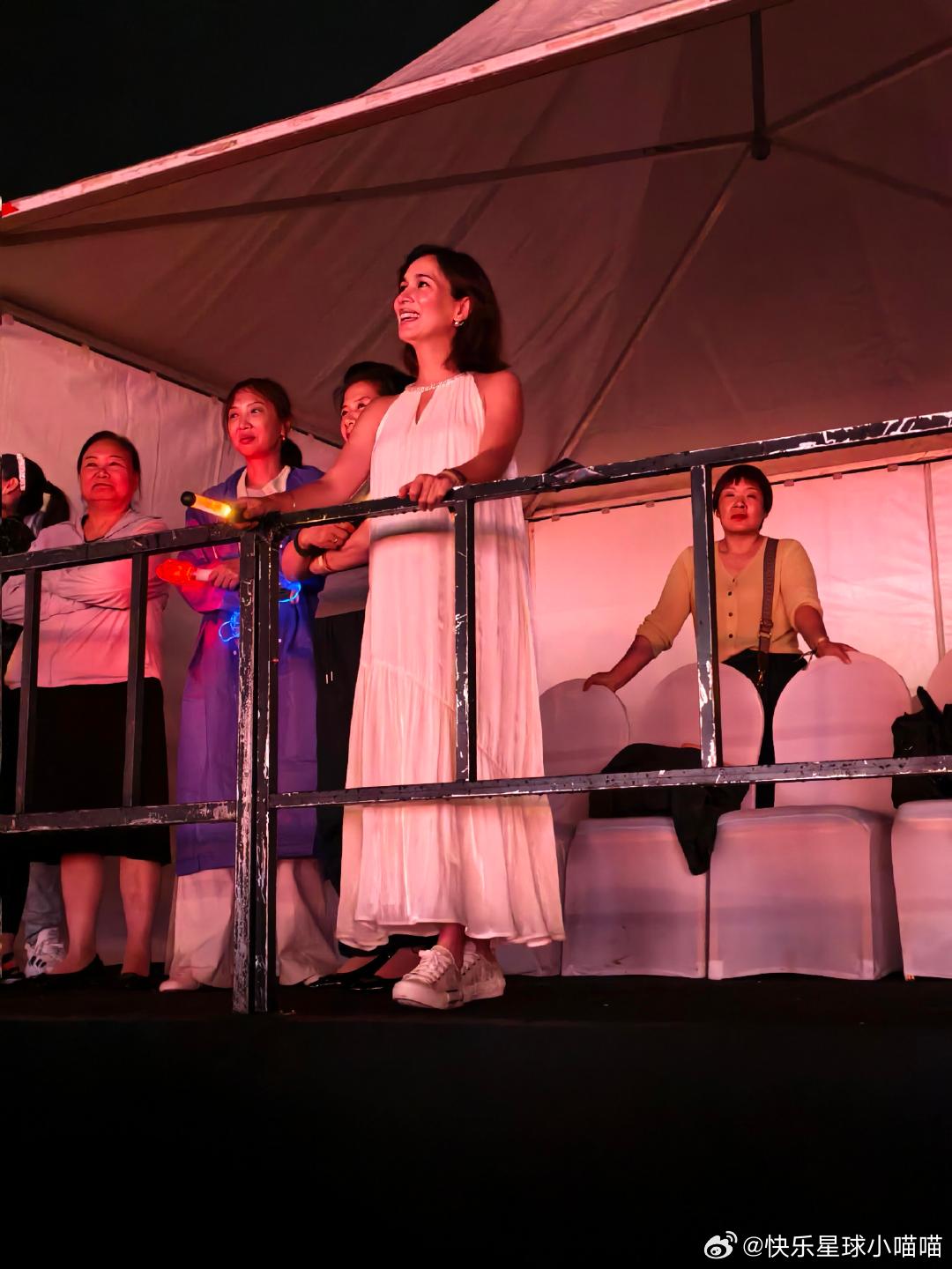 卢靖姗挺孕肚现身韩庚演唱会卢靖姗挺孕肚现身韩庚昨晚的演唱会，台下不仅坐着韩庚的粉