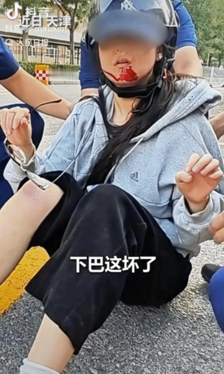 清晨的通勤路上，大多数人都踩着匆忙的脚步，奔赴各自的工作岗位，天津这名女子也不例