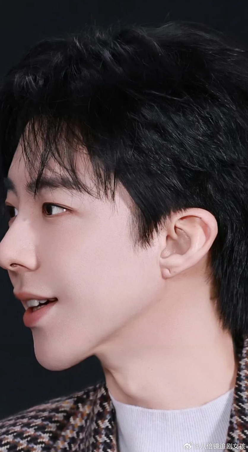 宁哥的耳洞好深一看就没少帯耳釘 