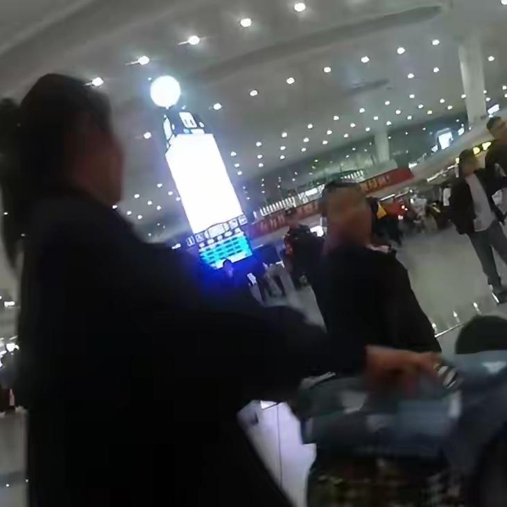 你能想象吗？2月5日傍晚6点半，杭州东站，一位台州母亲张女士背着行李、推着婴儿车