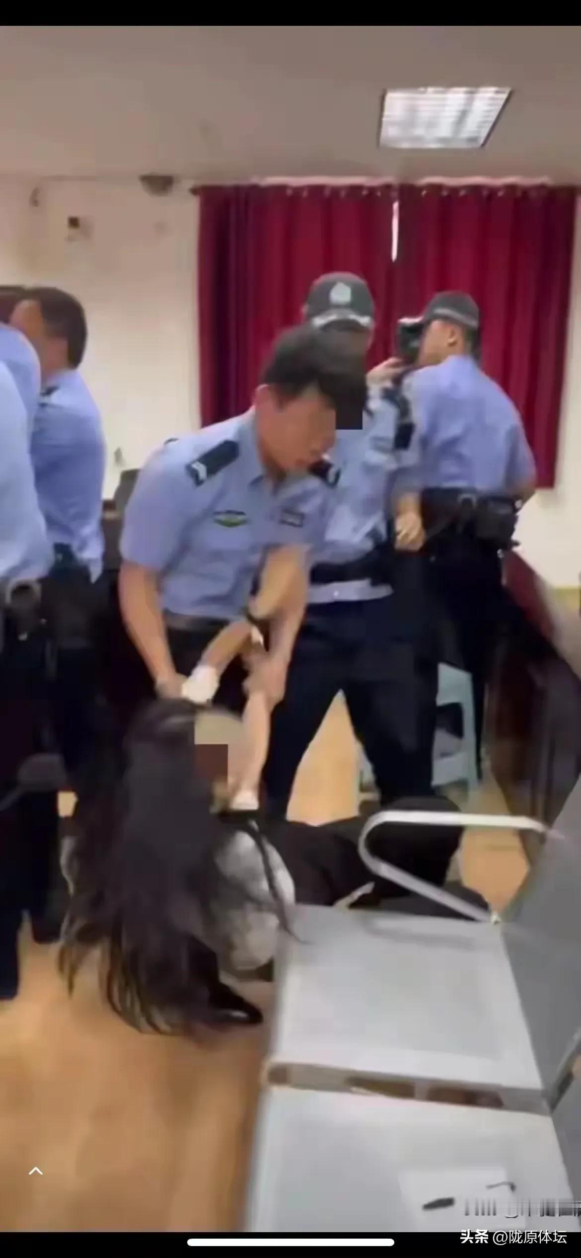 女律师在休庭期间拍照取证被法警暴打受伤，我查了法条女律师这个行为是合法的啊！贵阳