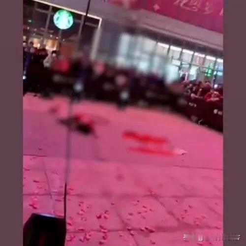 #女子广场表演无防护不慎从高空坠落#近日，浙江杭州一则广场高空表演视频在网络上引
