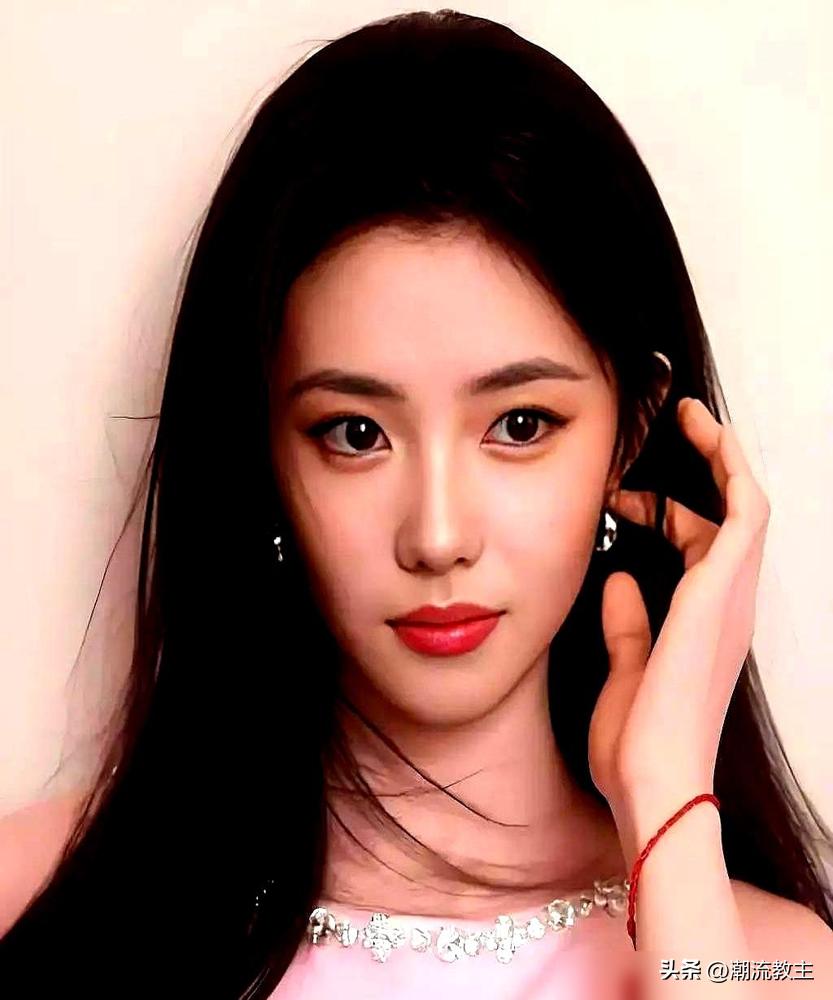 现在谁还敢这么“养”演员？三年，不准接活，不准露面，几乎人间蒸发。
倪妮当年被