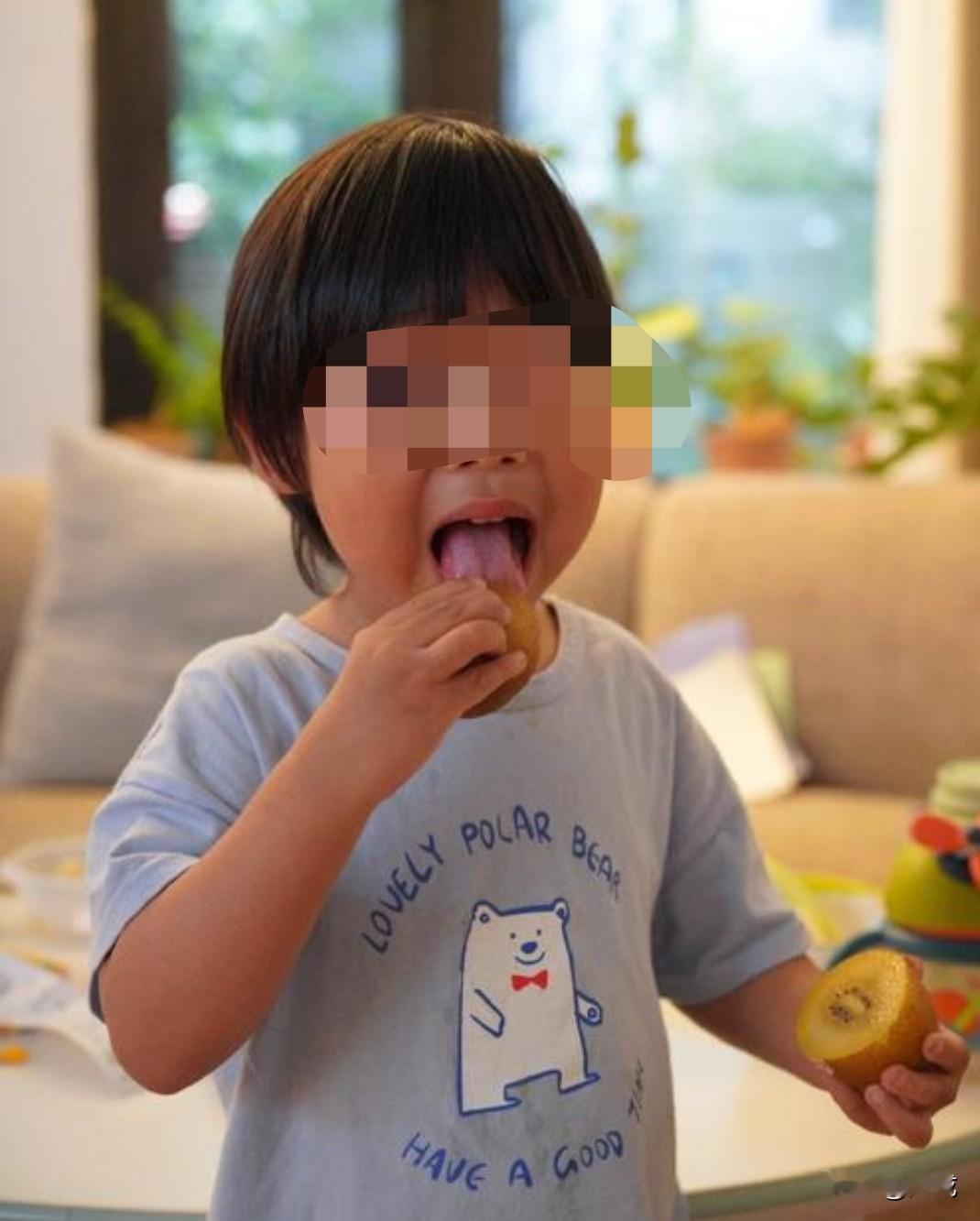 在网上看到一短文，分享给大家看看。

一早儿子瞧见妈妈网购的猕猴桃，吵着要吃。我