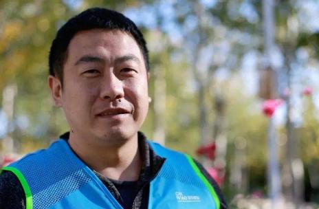2016年，送了6年快递的博士谭超，拉着考博失败的女友一起送快递。谁料，他的大学