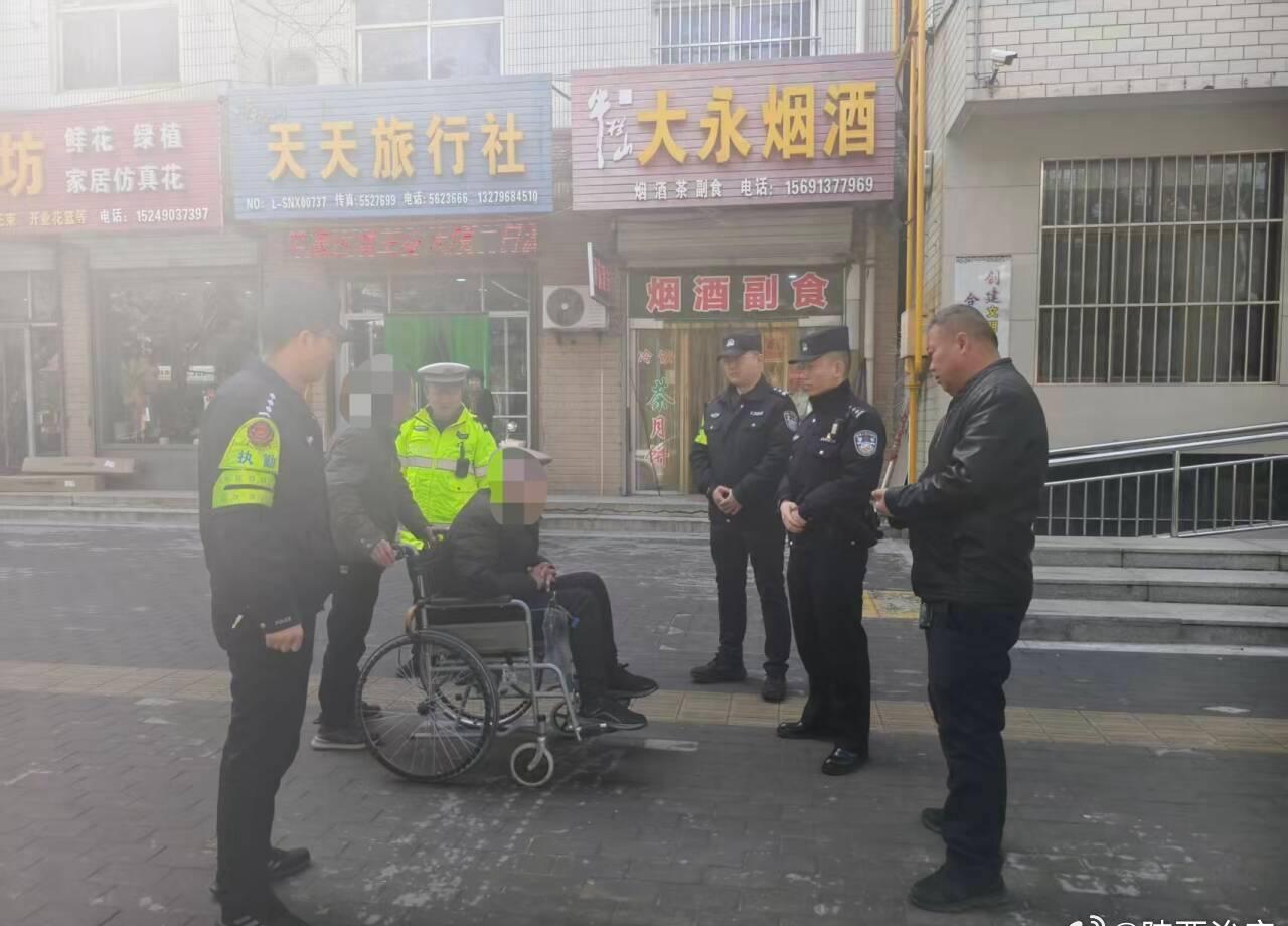 【暖心救助走失老人】3月26日，渭南合阳金水派出所在执勤过程中发现一名老人疑似走