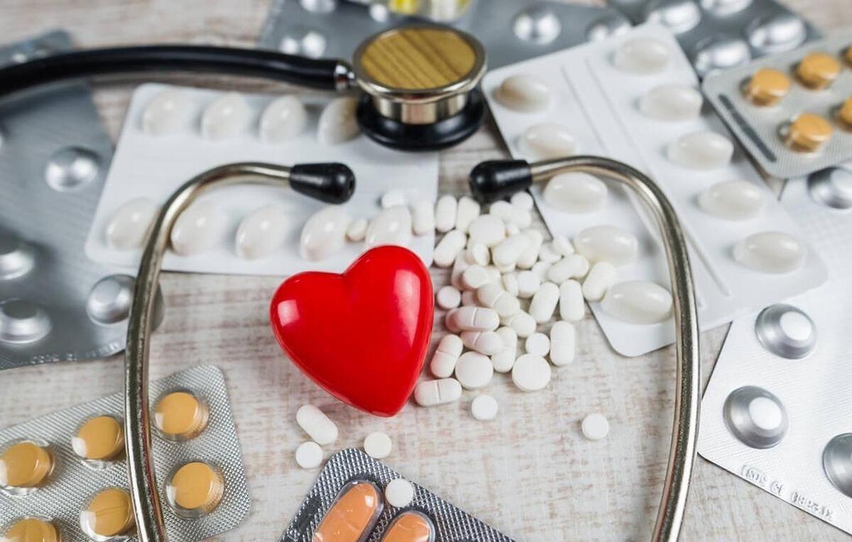 在降压药物中，普利类药物（血管紧张素转化酶抑制剂）与沙坦类药物（血管紧张素受体拮