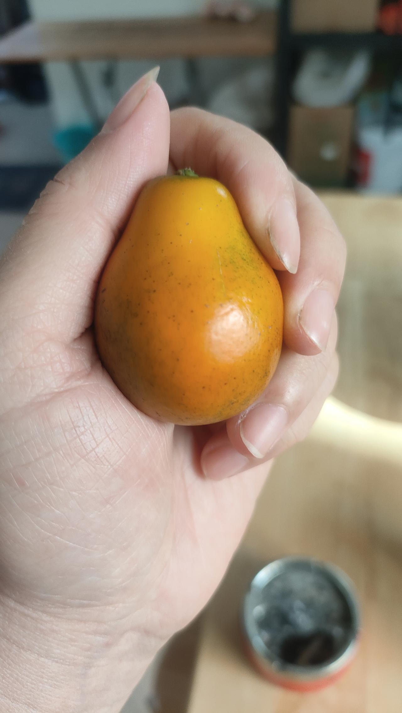 要我说，这题根本不用纠结，肯定选善良啊。
 
漂亮确实亮眼，第一眼看见好看的人或