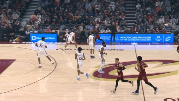 逐帧拆解：米切尔对阵鹈鹕，进攻技术细节解析图1佯装启动右路突破，在防守人重心向自