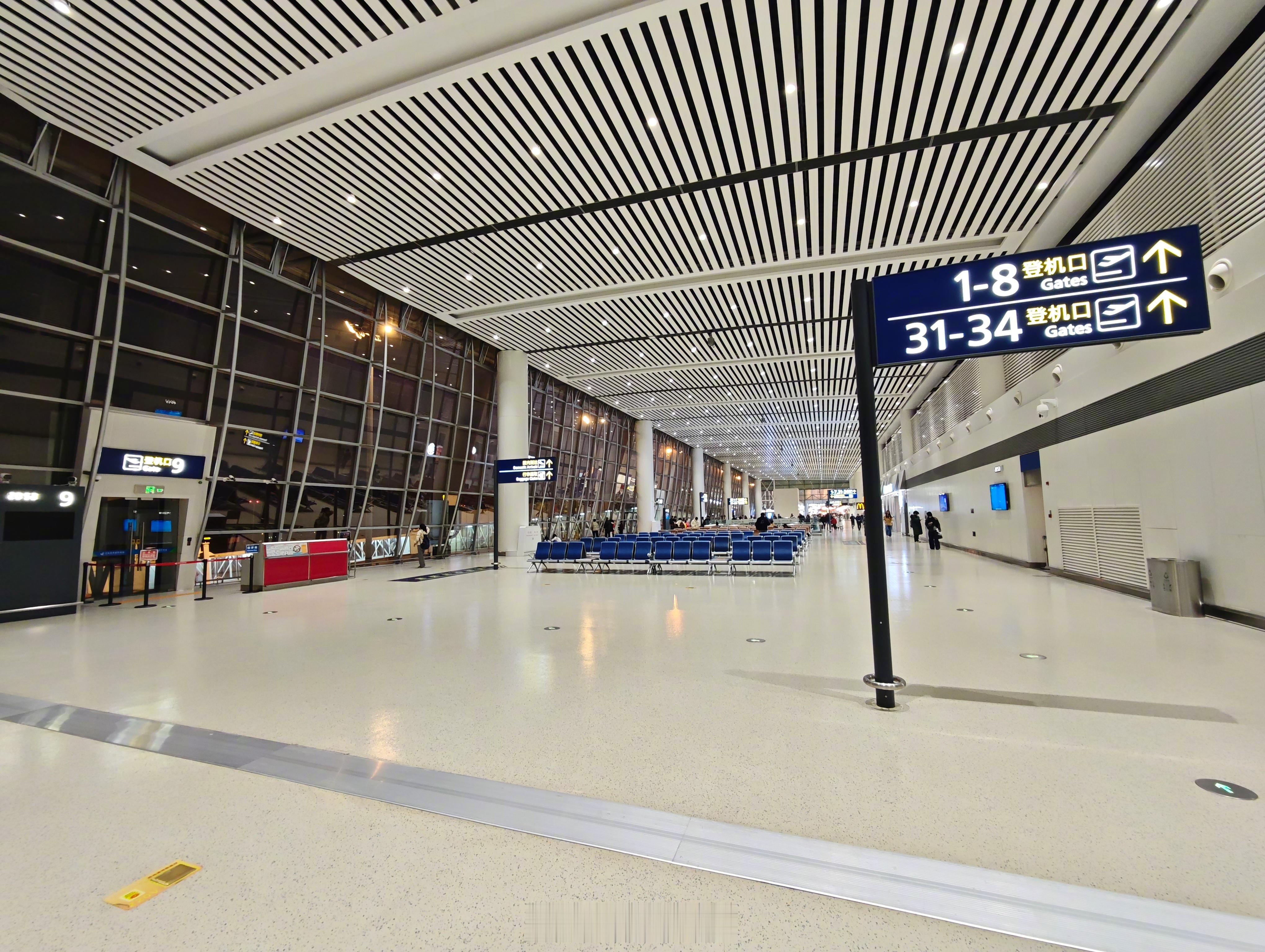 运城盐湖国际机场，为了刷航段来过这里很多次，非常喜欢的一个小机场。机场不大，但航