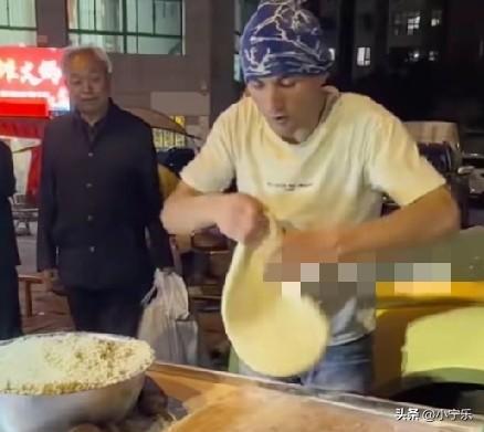 近日，一新疆小伙在西安卖馕走红，量大好吃，4元一个，10元三个，1个馕近2斤，很