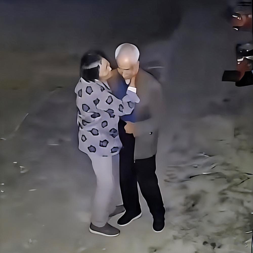播放量190w，网友都不淡定了！
谁说老人不能风花雪月，不能亲亲蜜蜜？

看安徽