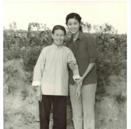 你能一眼就认出她是哪位央视主持人年轻时的照片吗？

这是还不到20岁的她和姥姥的
