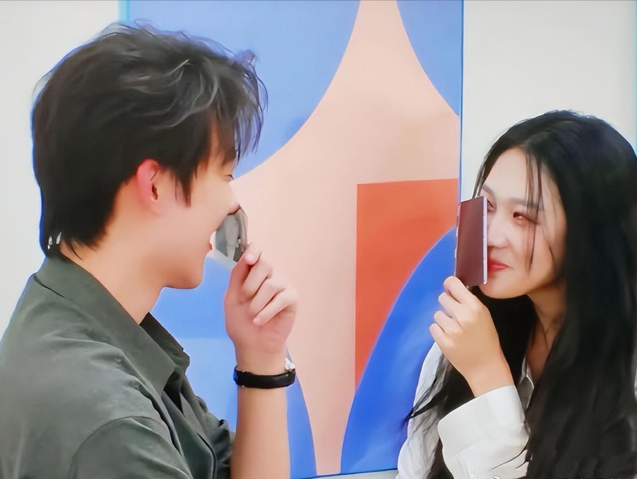 回看以往视频玥儿就是只喜欢鹤文
她也说了只有鹤文能牵动她的情绪
很明显了喜欢才会