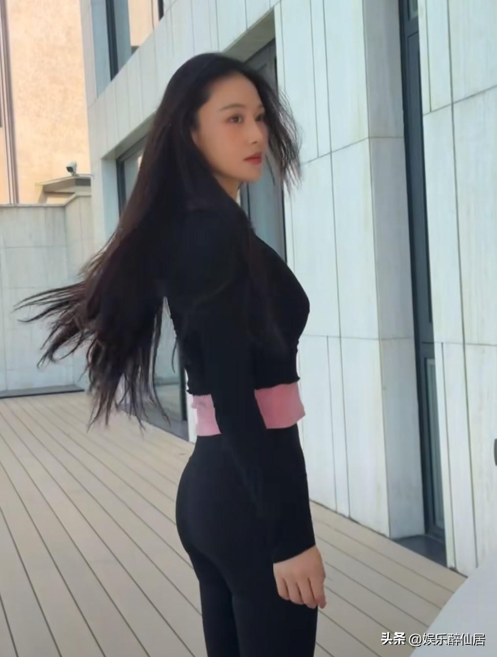 何捷也太幸福了，张馨予这不会是素颜吧，因为穿着运动装，或是刚游完泳，看着好清纯，