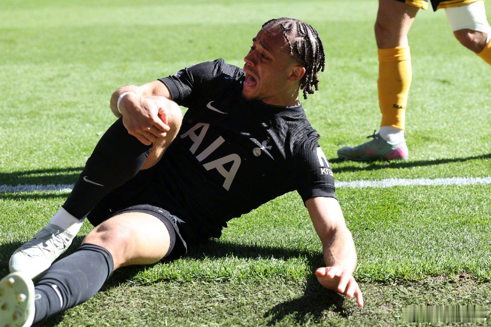 【伤停】热刺宣布，23岁荷兰国脚哈维-西蒙斯在对狼队的比赛中右膝盖十字韧带撕裂，