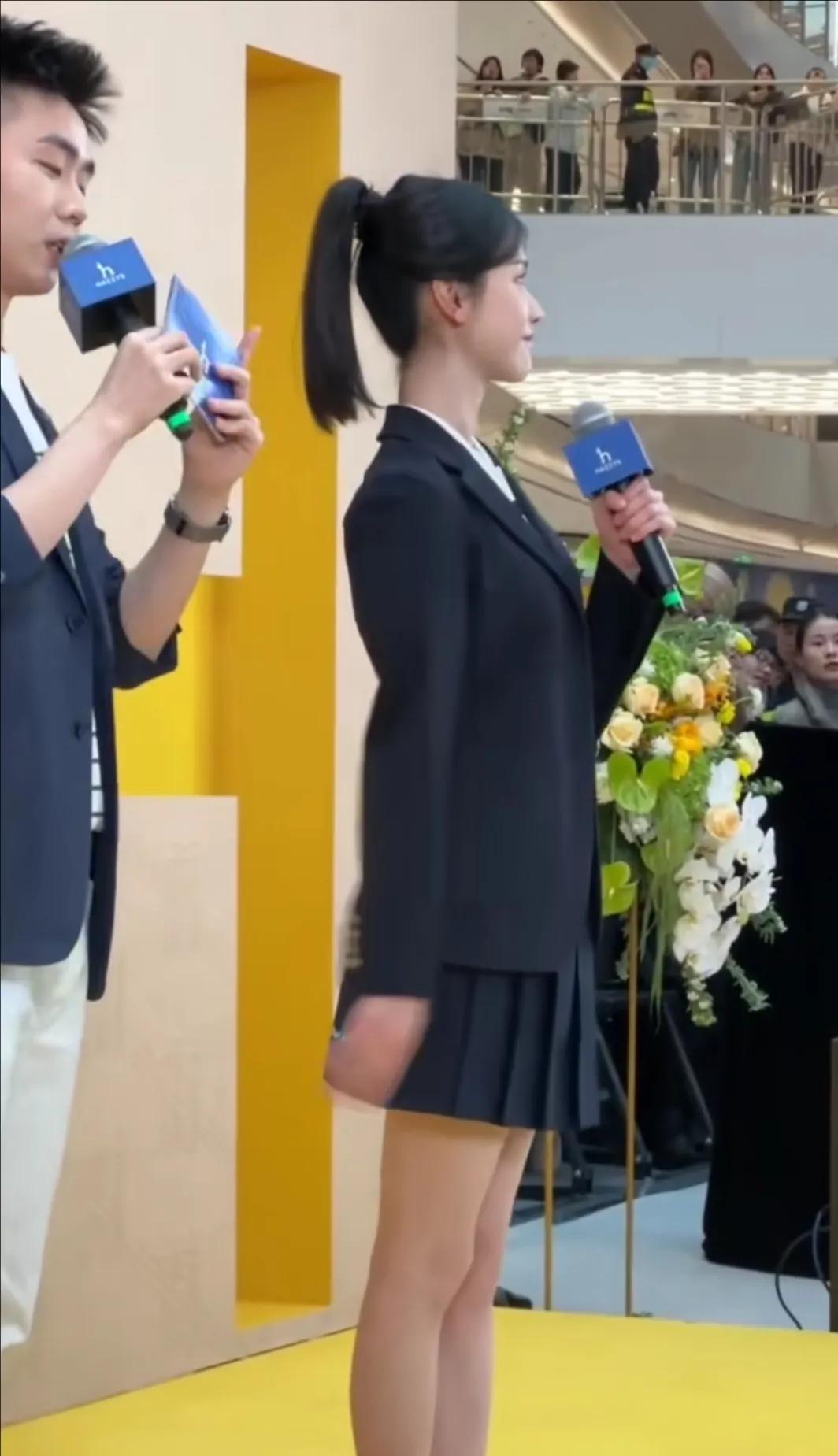 陈都灵在浙江温州滨江万象城参加某品牌活动， JK套装梦回小耳朵，好像女大学生呀，