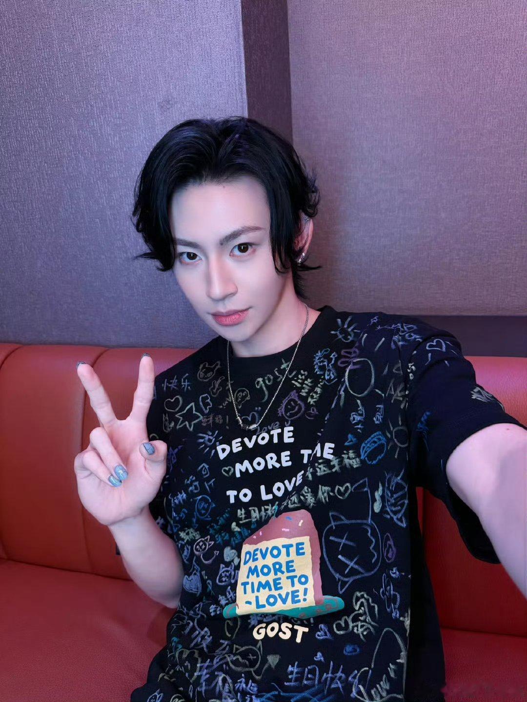 小鬼穿的衣服是粉丝画的小鬼王琳凯循环周六夜 开场前让粉丝涂鸦祝福，生日直接穿身上