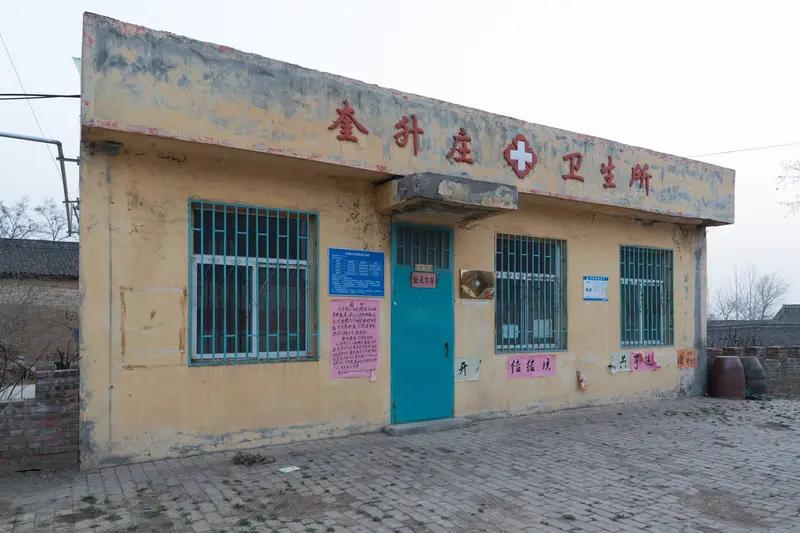 乡镇卫生院属于基层医疗卫生机构。近年来，多数农村人选择进城居住、务工，加之城乡公