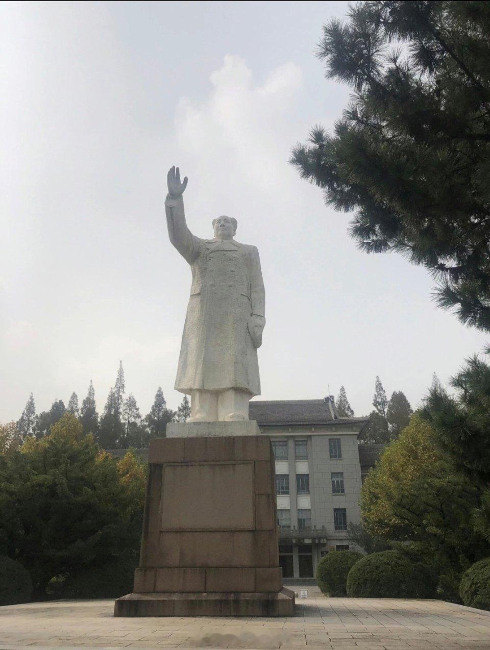 初冬，回到曾经四年朝乾夕惕的地方。瞻仰毛主席塑像！