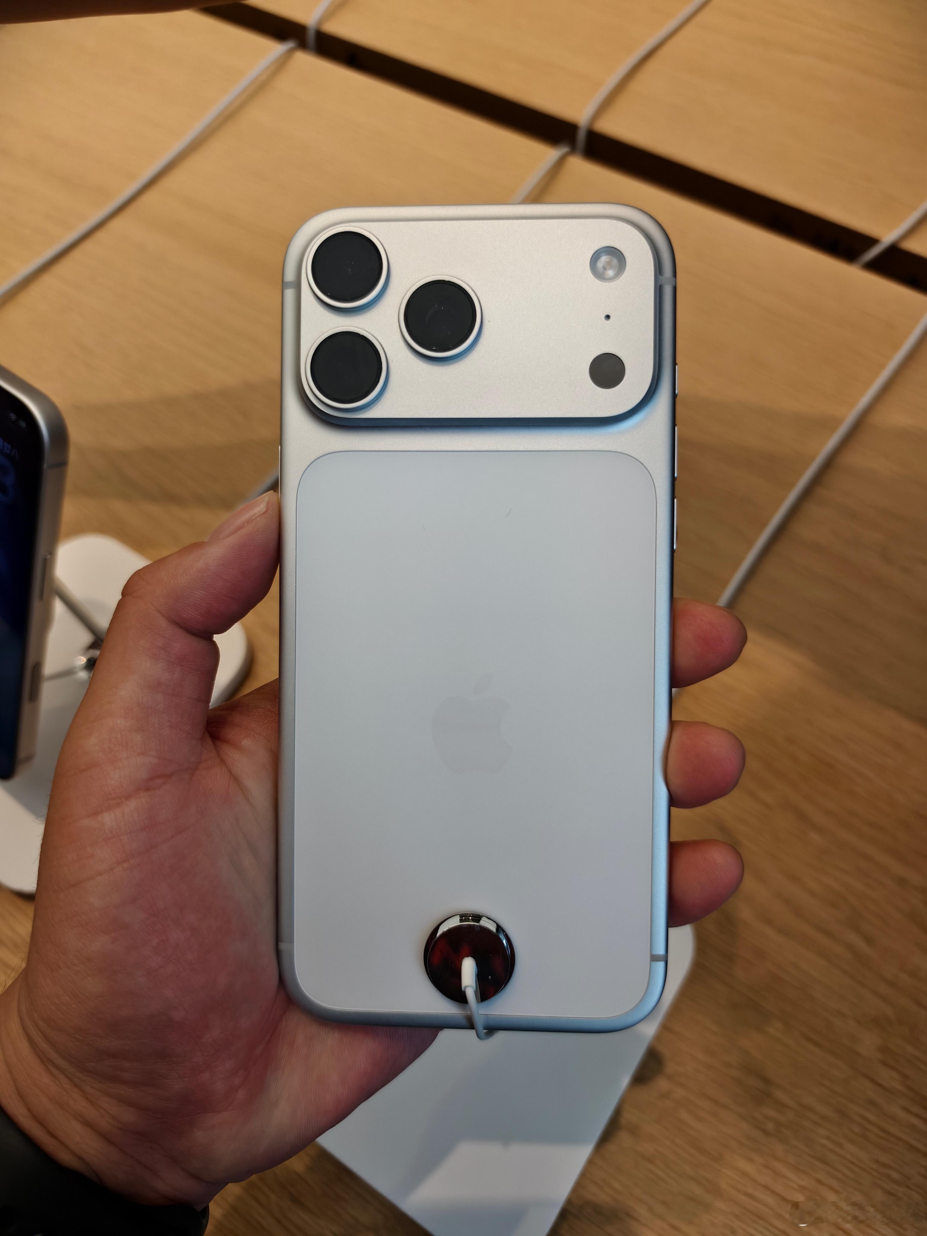 iPhone17Pro线下展出真机已满身划痕刚店里看了下实机，蓝色机子划痕特别明