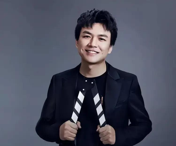 这两天，因为美女宋佳而开始了解他。小伙子长得不错啊，浓眉大眼，清朗帅气，还是个有