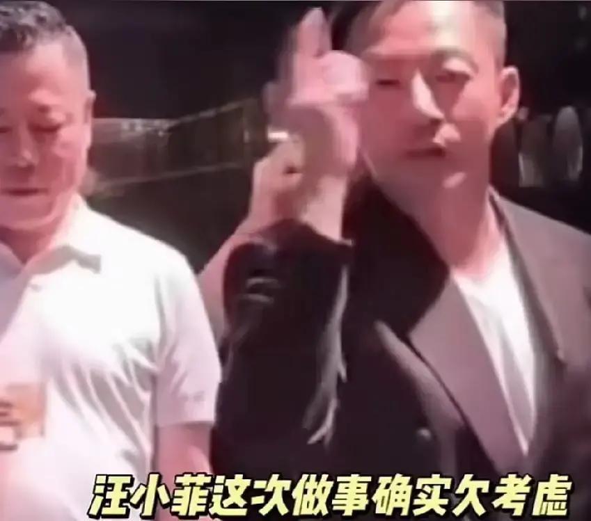 张兰给邻居洗脚，汪小菲却连麻六记都守不住？
装修吵到住户，张兰拎空调上门，蹲下来