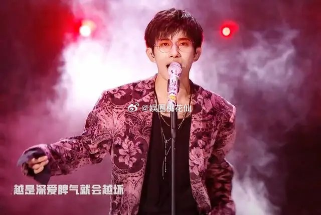 易烊千玺演唱了《九里庄人才中心》和《羞答答的玫瑰静悄悄》两首风格不同的歌曲，选曲