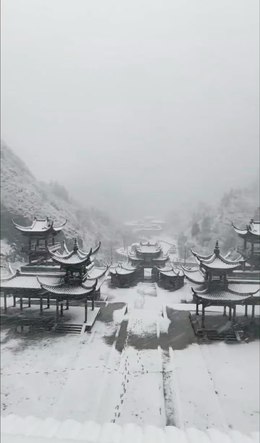 王权富贵杀青的253天了。又是一年大雪天，想念下雪天的富贵少爷了。 