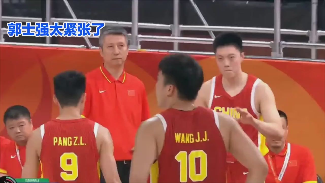 郭士强执教中国男篮时显得格外紧绷