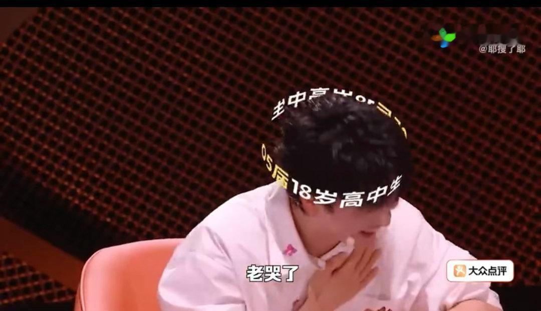 周深脱友哭了脱友3捕捉周深落泪瞬间，看到十八岁新生代心生触动，感慨时光不等人，被
