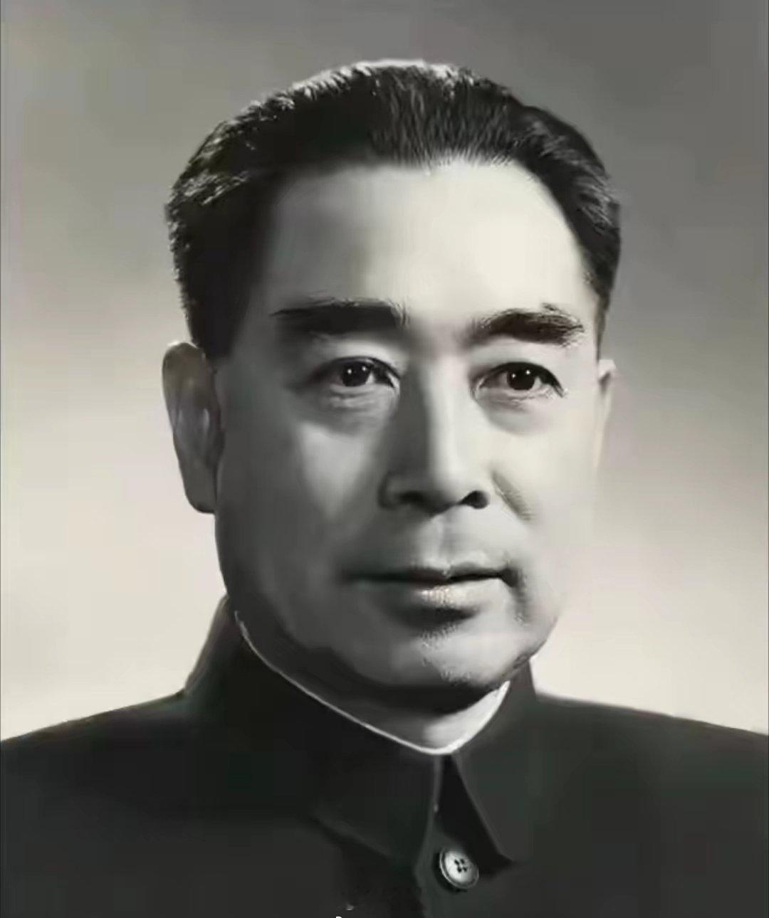 这是周总理最喜欢的一张照片，确实英气逼人。这张照片拍摄于1956年10月，这也是