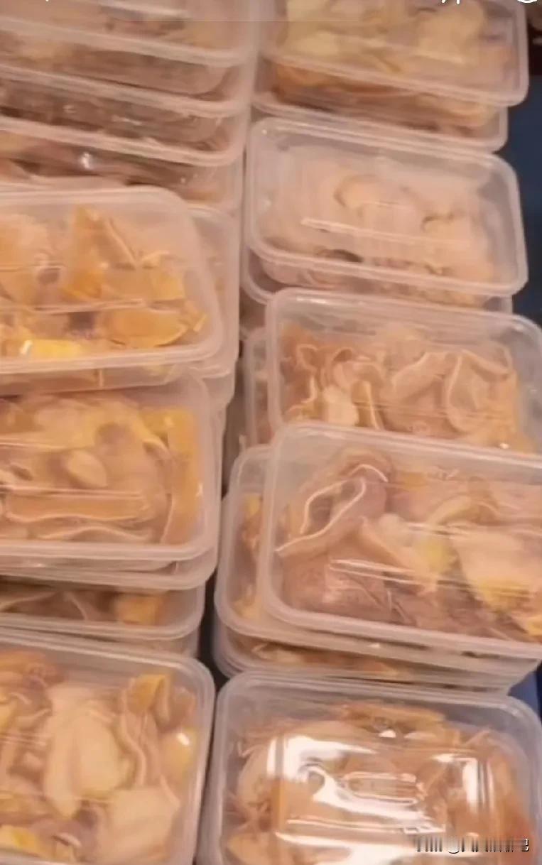 大酒店也出来摆摊卖酒店菜肴了，
说真的，看上去真的干净卫生，
比流动摊贩的东西看