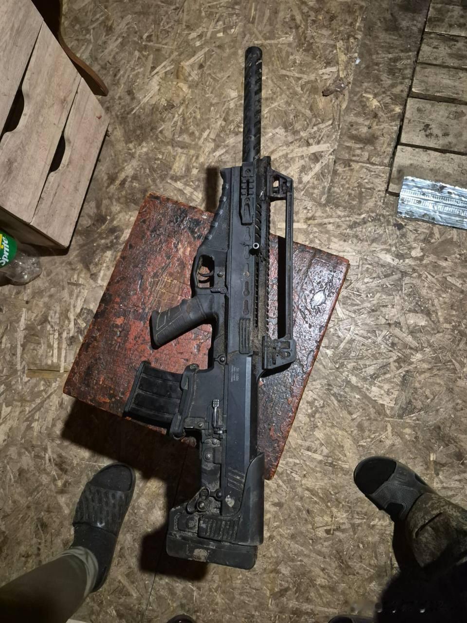 俄军缴获的一支土耳其制造的哈桑ESCORT BTS-12型滑膛半自动霰弹枪。