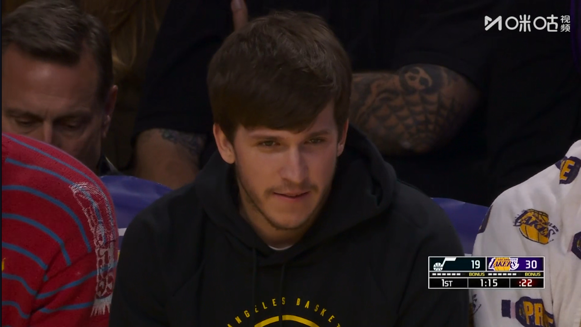 里夫斯在替补席观战，已经蓄起了胡子。爵士vs湖人