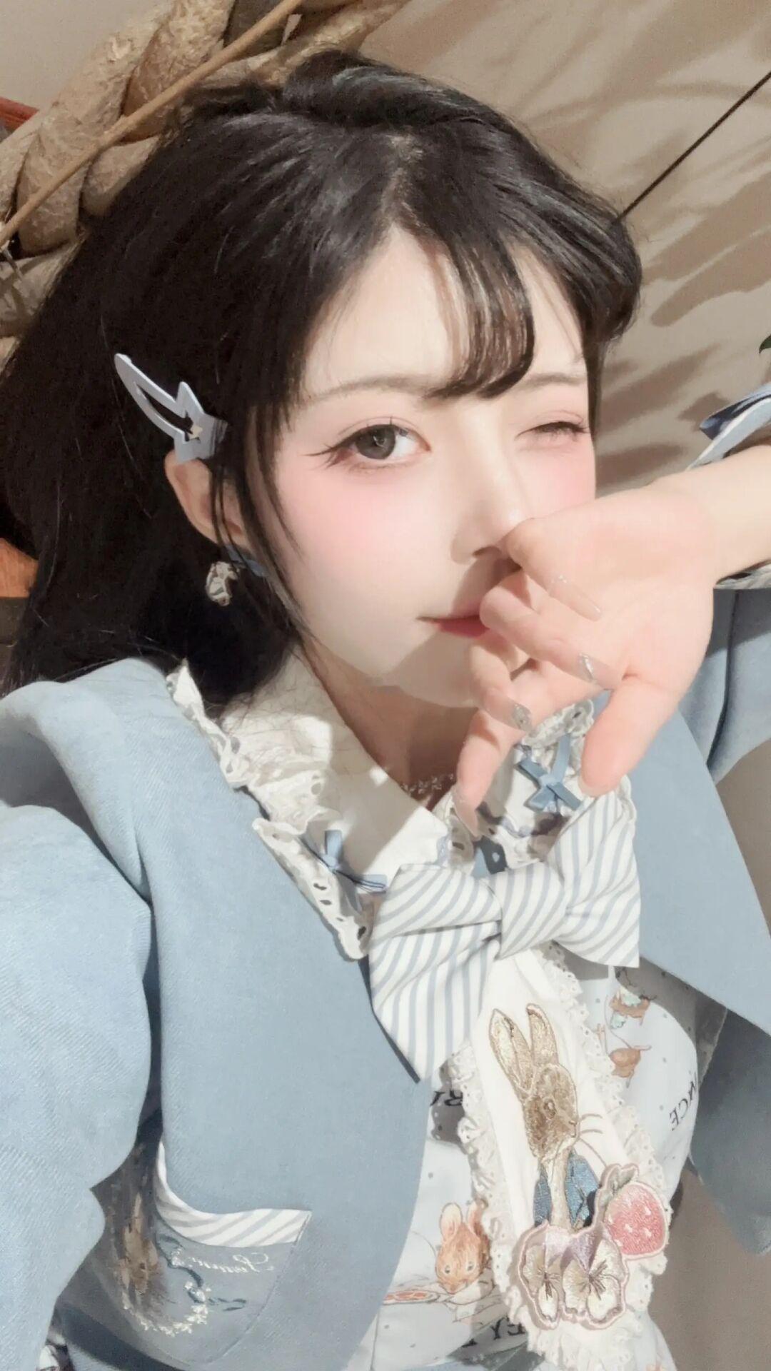 天天戴假发，搞得现在真发都快秃没了