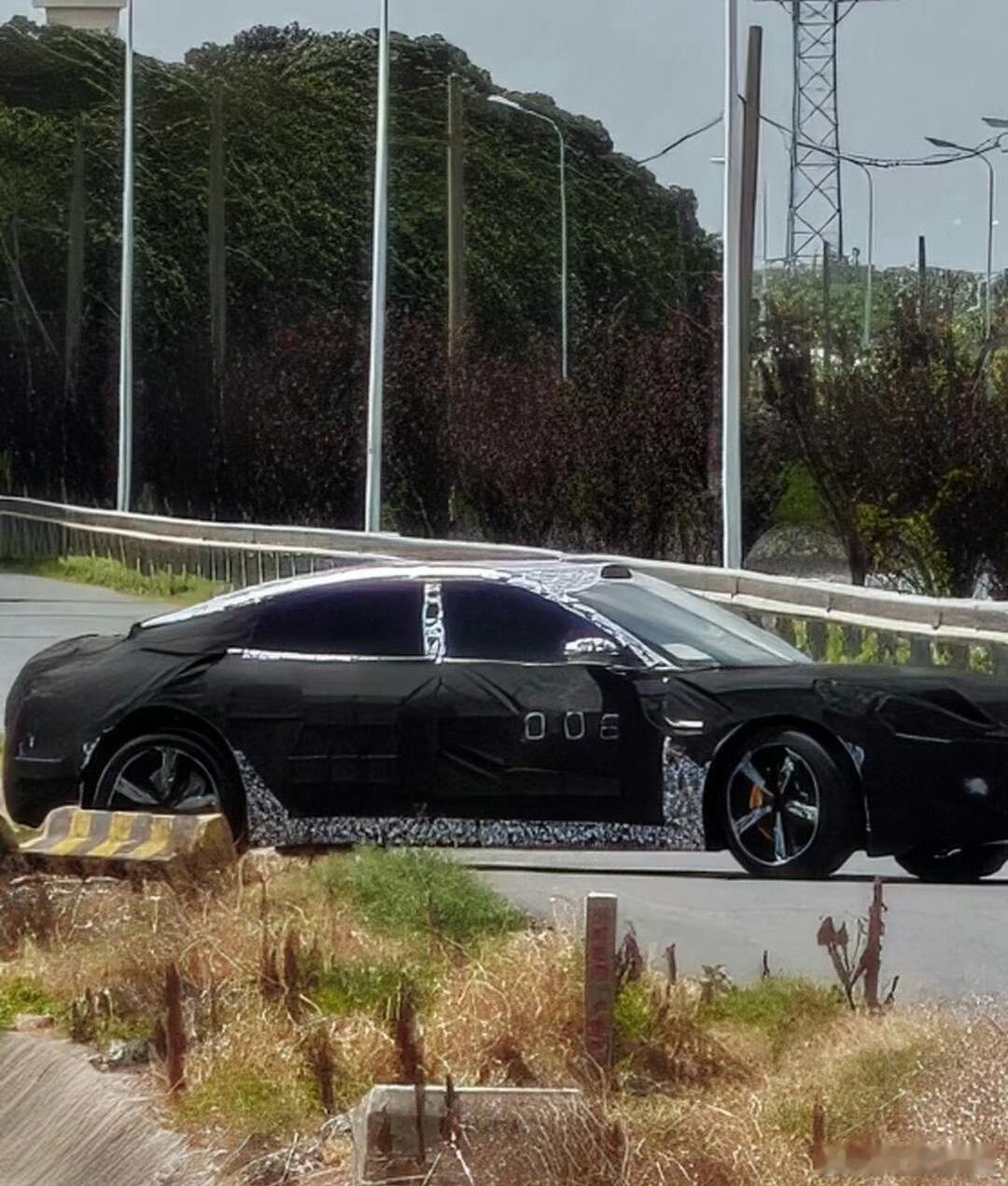 这是小米 Su7L 吗 长轴版吗太帅了吧 太长了吧 太震撼了吧再加上小米那个极其