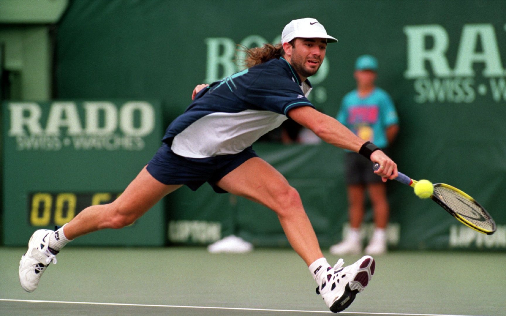 美好「网」事1994年迈阿密大师赛男单决赛前，桑普拉斯突发食物中毒导致呕吐不止。