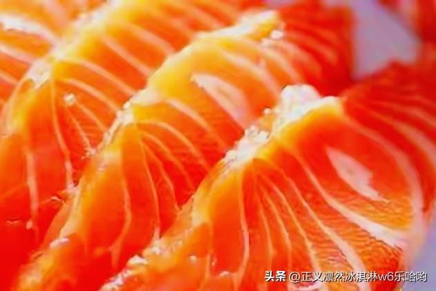 三文鱼到底能不能吃，这还真值得说道说道。“三文鱼”原本指大西洋鲑，现在成了商业统
