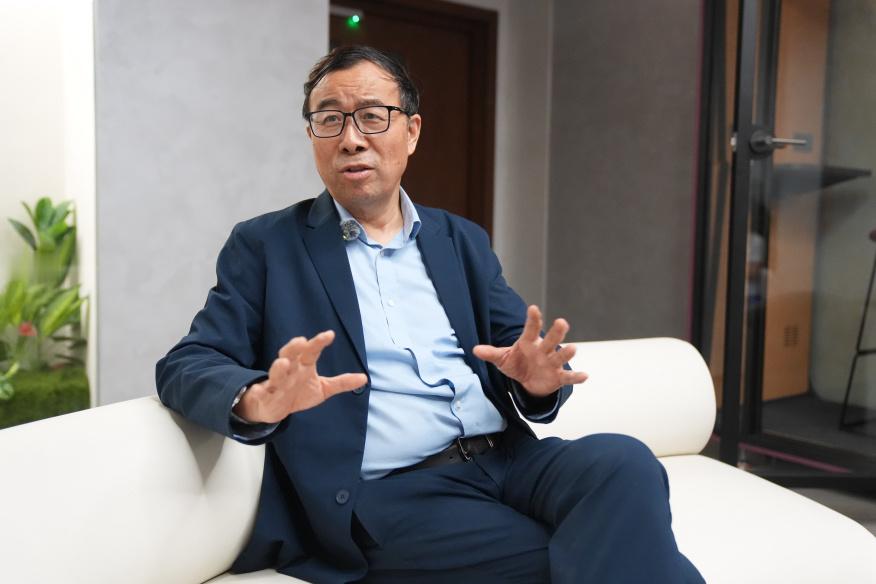 网传再见朋友改名后会友期 纪宇和彭凯平坐在一起聊关系问题，这画面想想就挺有意思，