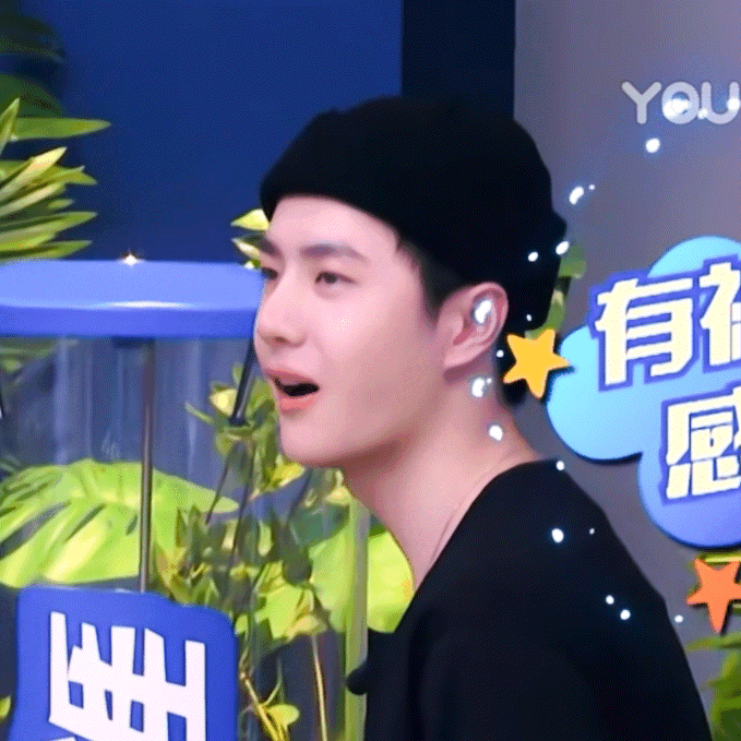 王一博[超话]  王一博队长笑的甜不甜王一博 ​​​