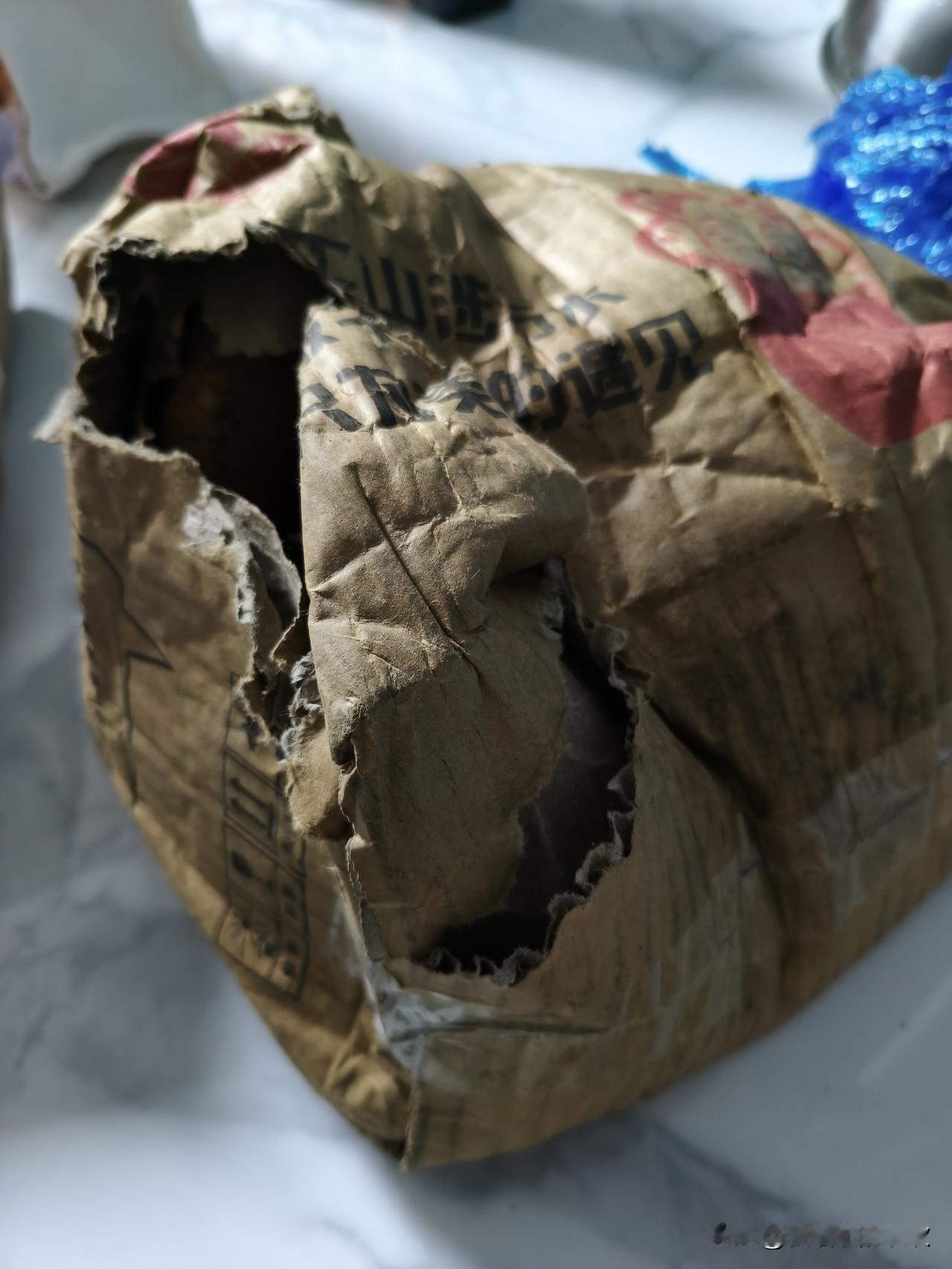 我是乌鲁木齐人，73年属牛的，今年53岁。

收到的快递箱子烂成这样（下图），我