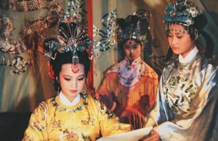 百万两白银筑成的坟墓：贾府盛极而衰的致命一步

元妃省亲那晚，三千盏羊角宫灯照亮