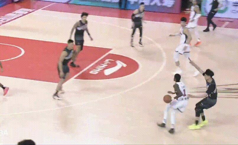 萨姆纳骑马射箭飙进压哨三分，广东队半场轰出62分，奎因一人20+得分，两边节奏都