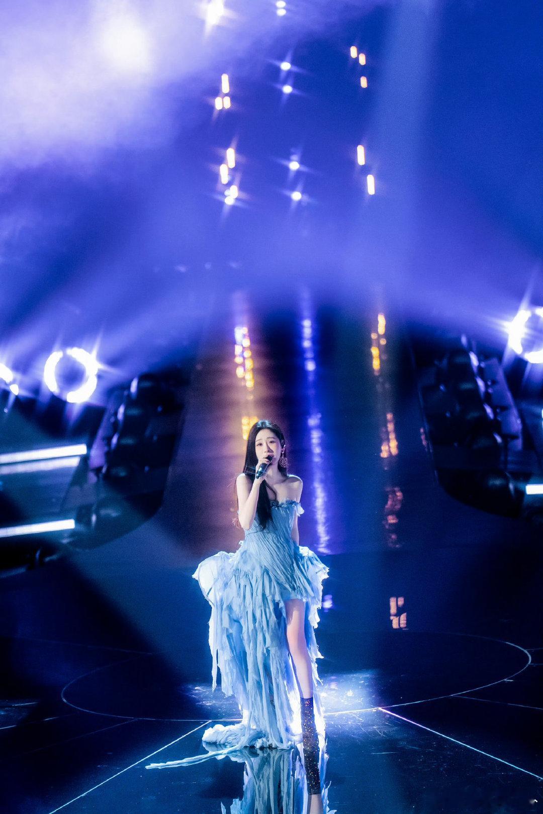 歌手补位张碧晨哭得好美歌手2026 《歌手2026》的这个镜头我循环了一百遍！张