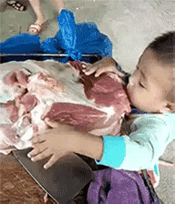 这娃不知道有多饿了，拼命在啃生肉肉了。